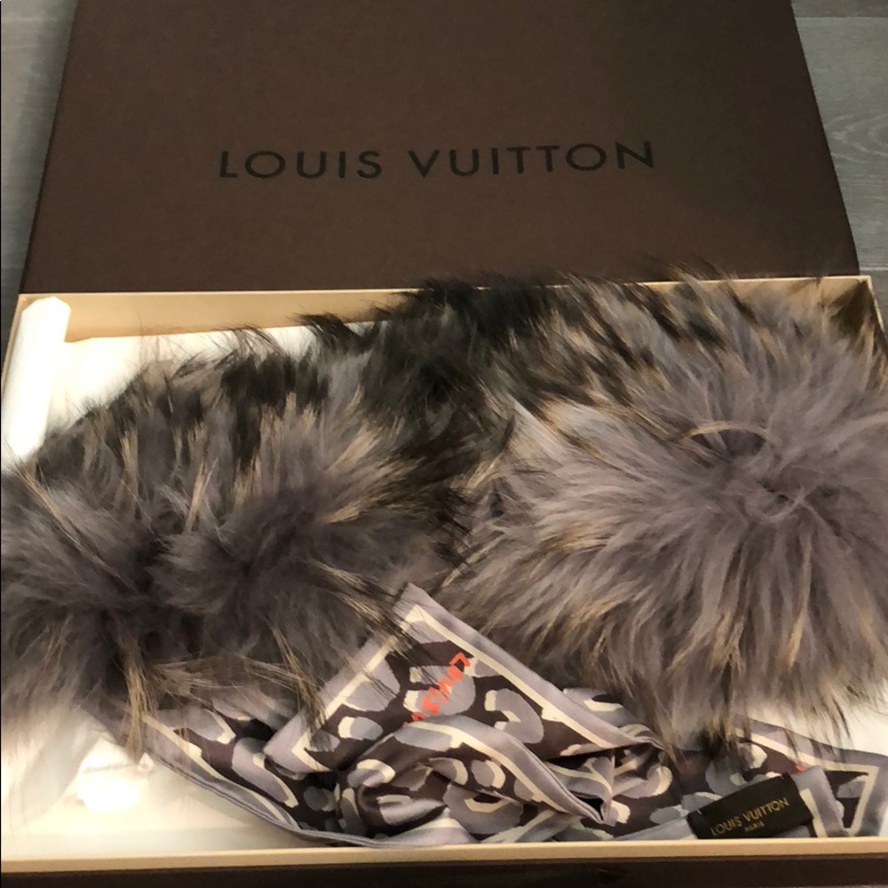 Louis Vuitton also Fur Bandeau